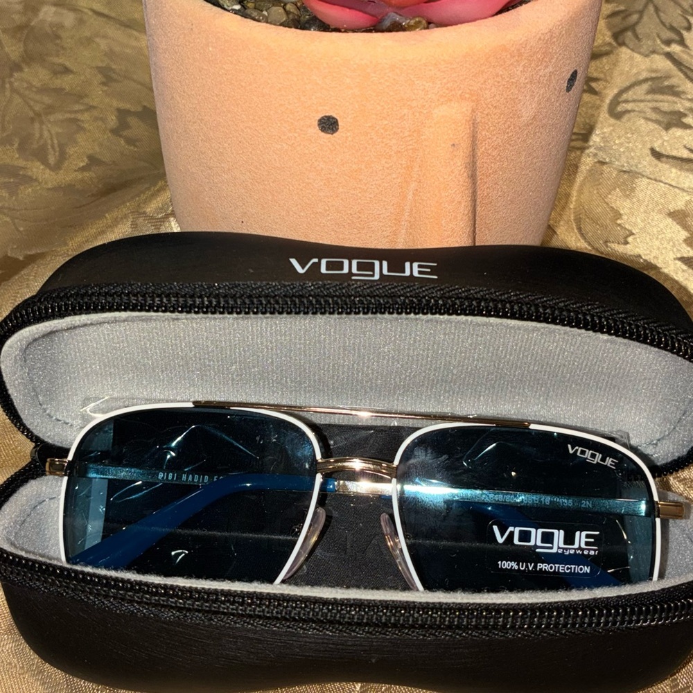 Vogue Elegant Gold-Toned Accessory